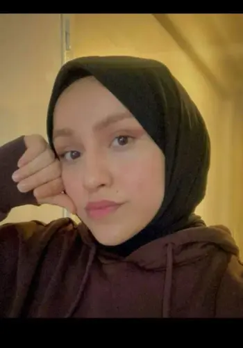 جامعية محجبة جسمها فاججر شغالة رضع في بزازها وتصور حلماتها وتنزل ضرب عليهم 9 717x1024