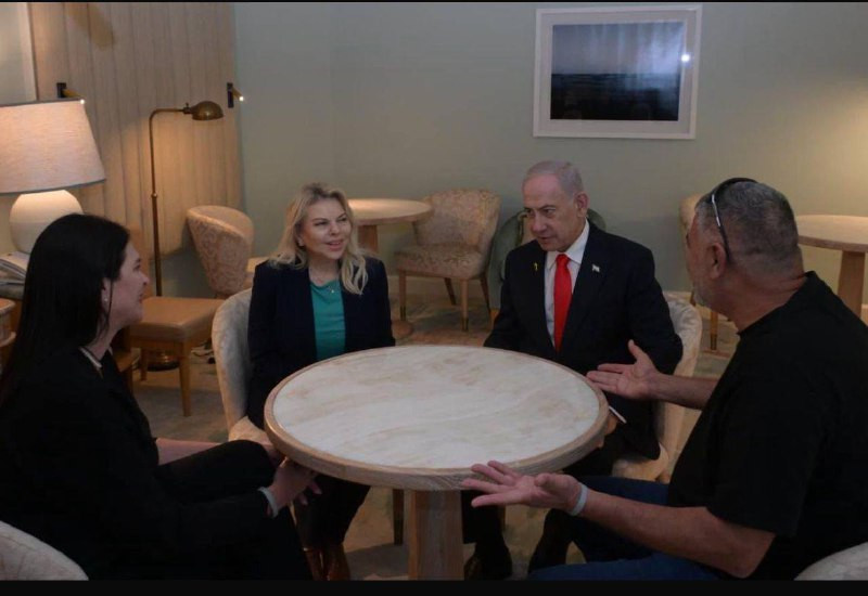 نتنياهو في فلوريدا برفقة عائلة الشرطي ران غوئيلي المحتجز رفاته في قطاع غزة، استعدادا للقاء ترامب هذا المساء...