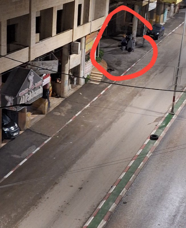 صورة| الأهالي الذين أجبرهم الاحتلال على الخروج من منازلهم من عمارة الكمال بشارع عمان شرق نابلس...