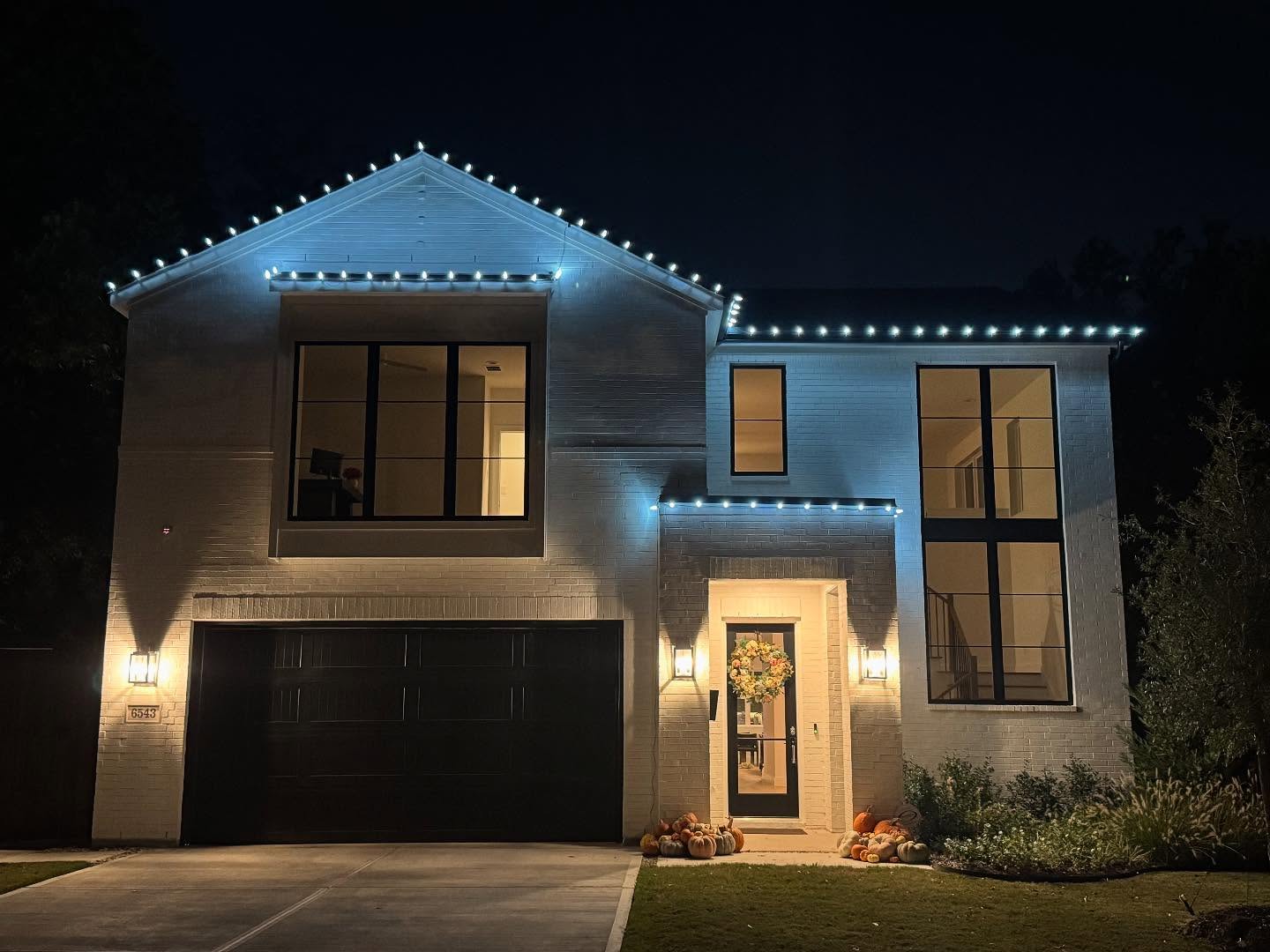 Loera's Holiday Lighting