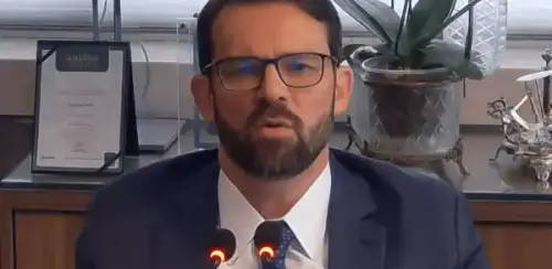 Casares acerta contratação de advogado que defendeu Cuca e Michelle Bolsonaro, gerando polêmica nos bastidores