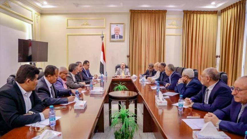 الحكومة اليمنية: 
▪️نؤيد قرارات رئيس مجلس القيادة الرئاسي ونثمن المواقف التاريخية للمملكة العربية السعودية. 
▪️ندين تحركات المجلس الانتقالي الجنوبي ون...