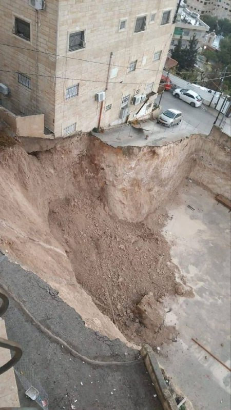 مصادر محلية: انهار شارع في حي البواطن بالعيزرية نتيجة المنخفض الجوي....