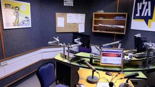 أصدرت المحكمة العليا الإسرائيلية أمراً مؤقتاً بتجميد إغلاق إذاعة الجيش الإسرائيلي. وكانت المستشارة القضائية لحكومة الاحتلال قد أعلنت سابقاً أنها تؤيد ...