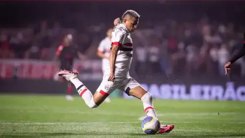 São Paulo enfrenta crise com elenco reduzido, enquanto saídas de jogadores aumentam nos bastidores