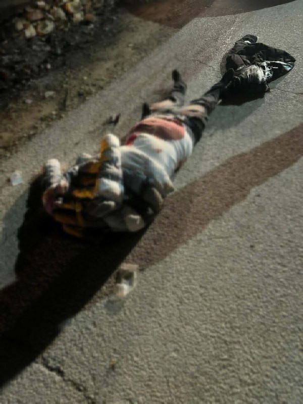 جثمان الشهيد الذي ارتقى برصاص الاحتلال بين قريتي عينابوس وعوريف في جنوب نابلس، ويزعم جيش الاحتلال أن قواته أطلقت النار على مركبة بزعم محاولتها تنفيذ ع...