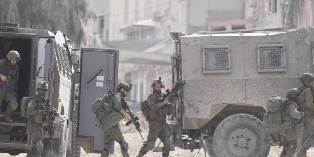 في خطوة تصعيدية تهدف لشرعنة العمليات العسكرية الواسعة، حذر وزير جيش الاحتلال من مزاعم احتمالية وقوع هجمات في الضفة الغربية تحاكي سيناريو السابع من أكت...