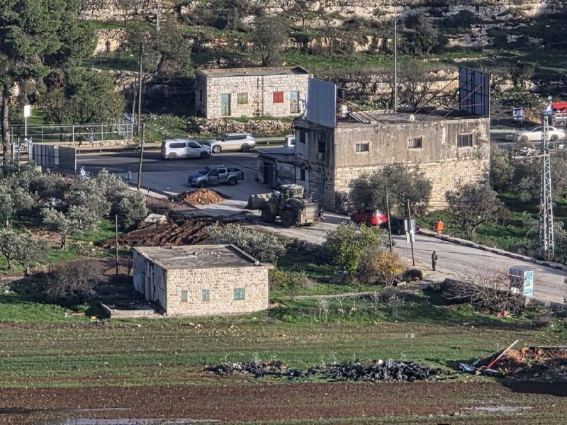 جرافة الاحتلال تغلق بالسواتر الترابية مدخل قرية اللبن الشرقية جنوب نابلس...