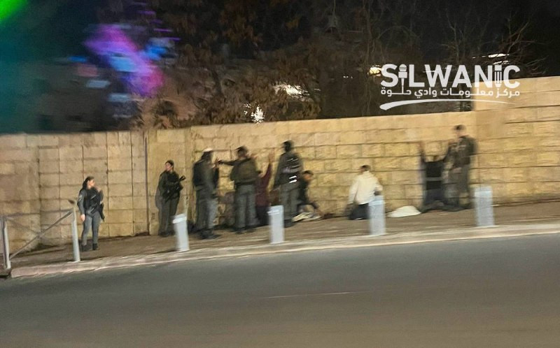 قوات الاحتلال تقتحم حي المصرارة في القدس المحتلة وتتعامل مع الشبان بشكل قاسٍ....