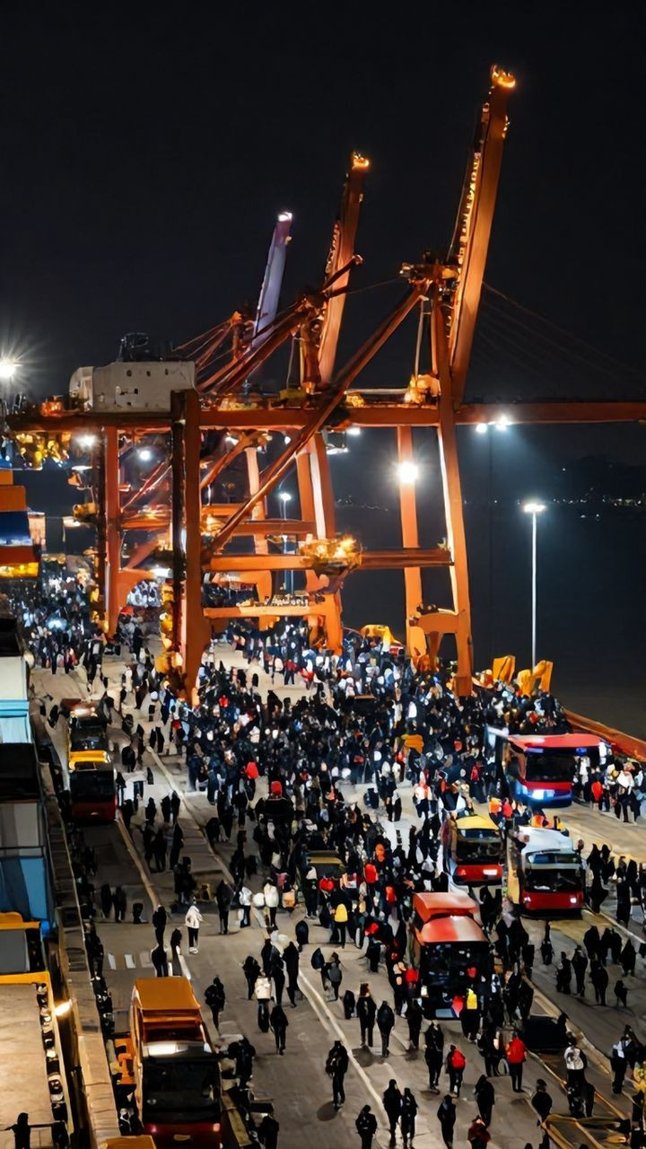 Over 100,000 travelers in seaports hours before New Year’s Day