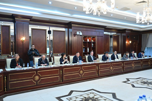 G78taFAXoAAsluV.jpg