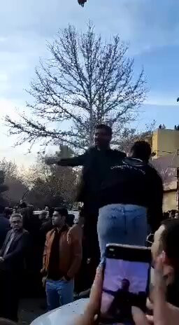 Zubh7hQwX8WmJEg7.jpg