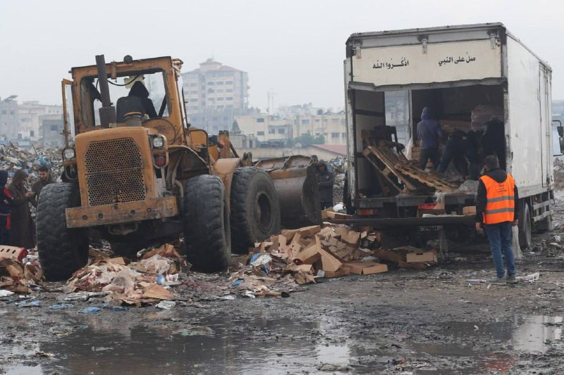 طواقم الرقابة الصحية في بلدية غزة تتلف 5 طن من لحوم الدجاج الفاسد، بالتعاون مع الجهات المختصة جرى تسلمها من أحد التجار في المدينة...
