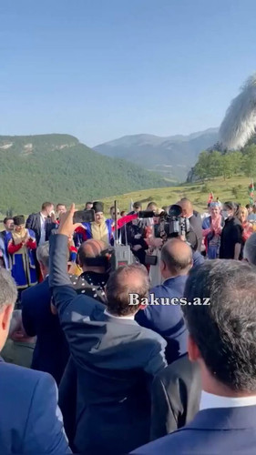 fciFPMQTBae 83lR.jpg