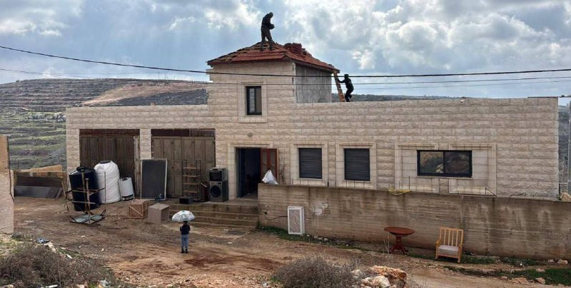 قوات الاحتلال تُجبر عائلة فلسطينية على إخلاء منزلها في منطقة التعاون بمدينة نابلس تمهيداً لهدمه...