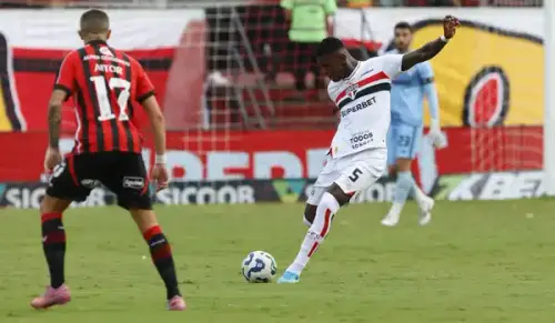 Robert Arboleda se destaca no São Paulo, mas torcedores questionam sua temporada e desempenho