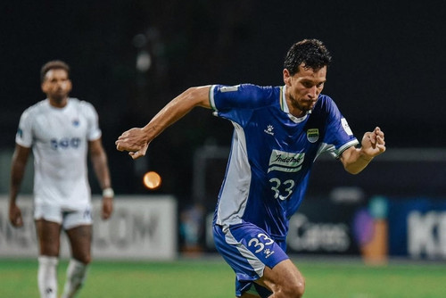 thom haye curhat jelang laga malut united vs persib bandung di super league 2025 2026 VGB1 large.jpg