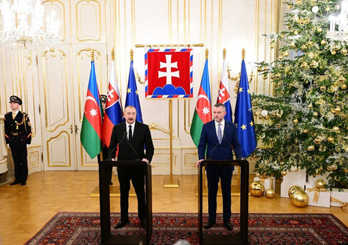 G7vcFuBbQAAuEJ6.jpg