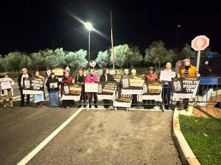 القناة 12 العبرية: تظاهر عائلات جنود الاحتياط الليلة أمام منزل وزير المالية سموتريتش في مستوطنة كيدوميم، مطالبين إياه بمعارضة قانون التجنيد....