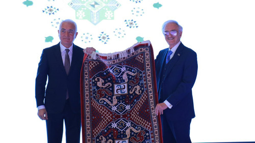 G7AsqIzasAIn5rw.jpg