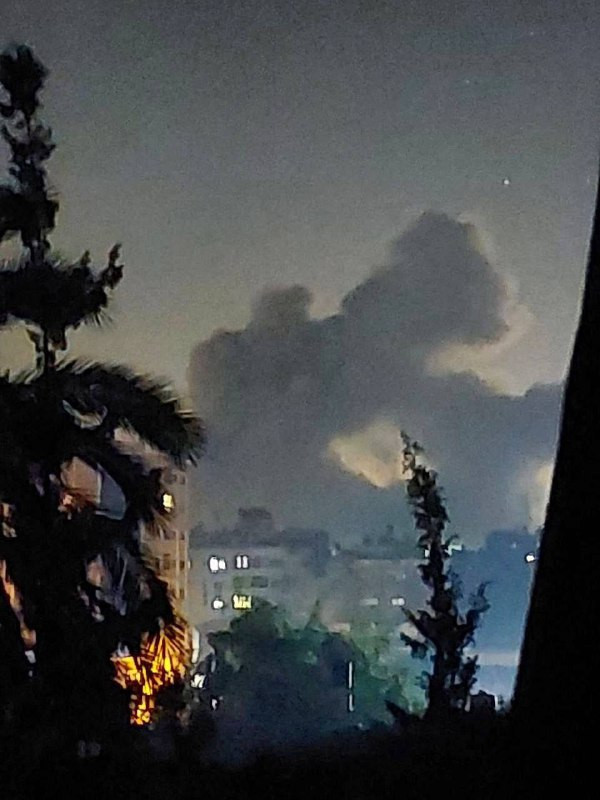 لحظة تفجير الاحتلال مدرعة مفخخة لنسف عدد من المباني السكنية، قرب مفترق الشجاعية، شرق مدينة غزة....