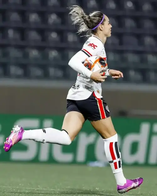 Giovanna Crivelari brilha e se consagra artilheira do São Paulo feminino na temporada