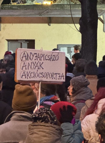 G8I33oTXkAIN Em.jpg