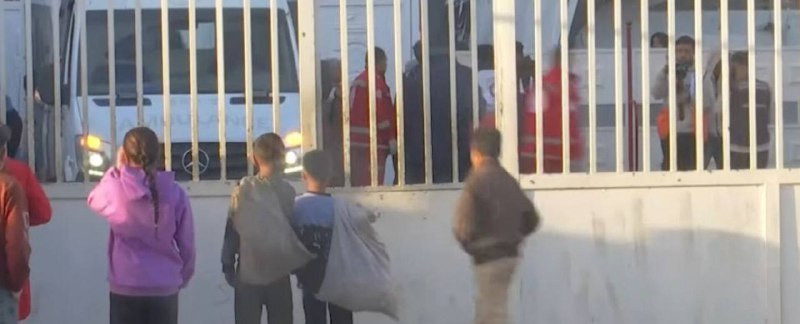 القاهرة الإخبارية: توافد سيارات الإسعاف على مستشفى الهلال الأحمر في خانيونس تمهيدًا لنقل المصابين والمرضى من قطاع غزة إلى الخارج...