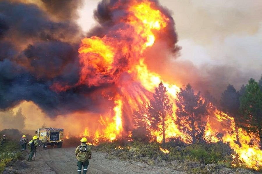 Drama en Chubut: el fuego crece en intensidad y obliga al repliegue de brigadistas