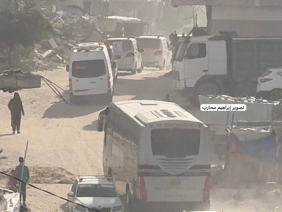 انطلاق عدد من الحافلات وسيارات الإسعاف التي تقل الدفعة الثانية من المرضى والجرحى برفقة مرافقيهم، استعدادًا لمغادرتهم قطاع غزة عبر معبر رفح البري، بإشر...