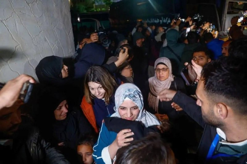 العائدون إلى قطاع غزة: معاملة قاسية وتحقيقات خلال العودة
أفاد عدد من العائدين إلى قطاع غزة بتعرضهم – بحسب رواياتهم – لمعاملة سيئة من قبل جنود الاحتلال...