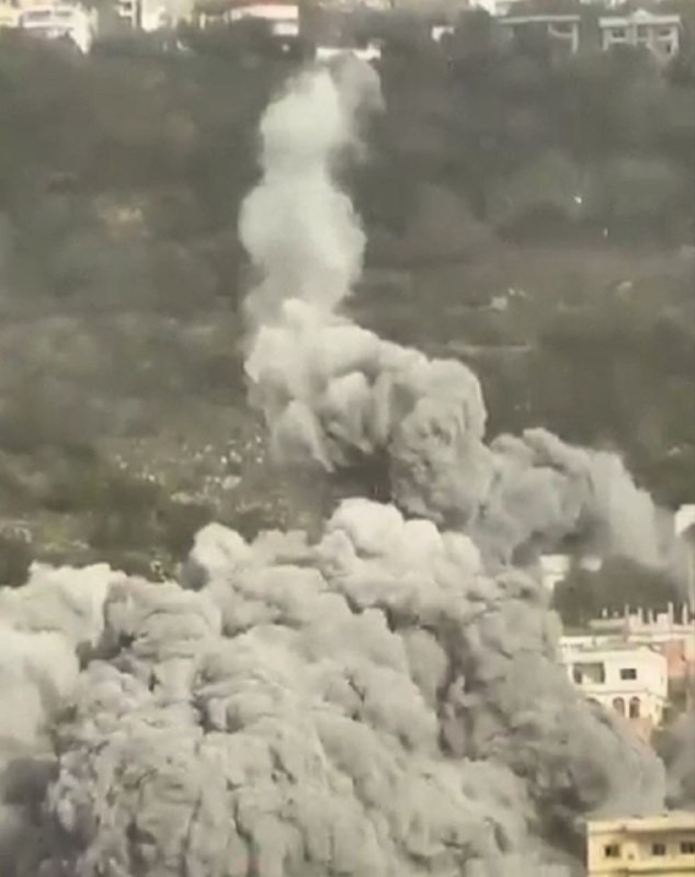 مصادر لبنانية: أكثر من 30 عائلة باتت بلا مأوى، بعد تدمير طيران الاحتلال لمبان سكنية في بلدتي كفر تبنيت وعين قانا، جنوب لبنان، عصر اليوم....