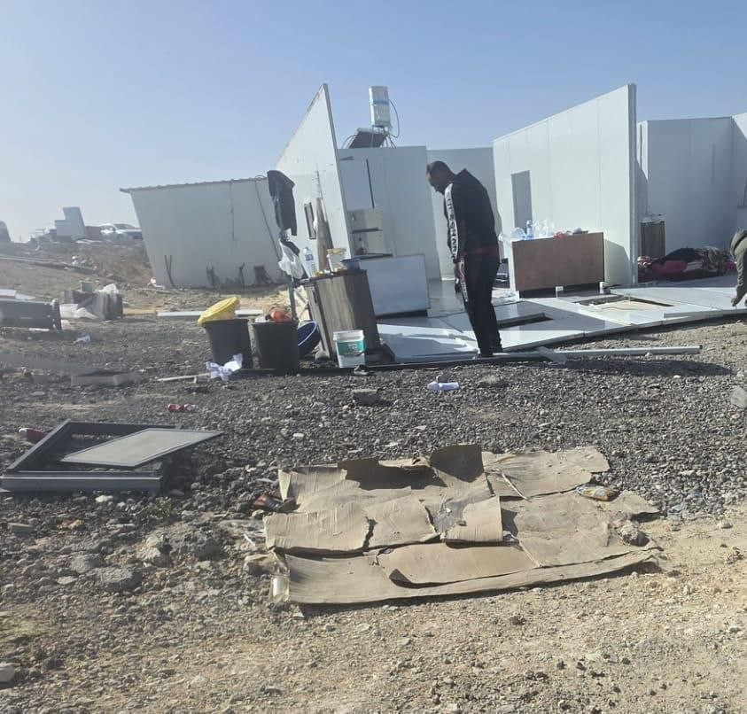 متابعة | قوات الاحتلال تخطر بهدم منازل تعود لعدد من أبناء عائلة يعقوب أبو القيعان في بلدة حورة بالنقب المحتل....