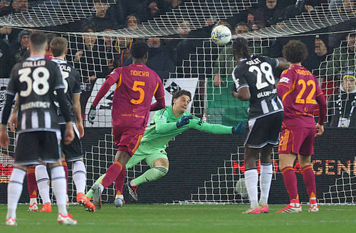 Gol tendangan bebas Jurgen Ekkelenkamp yang membuat AS Roma tergugur dari 4 besar Liga Italia Getty .jpg