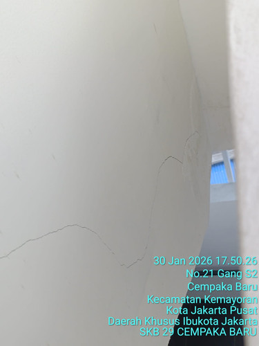 Samping tebok Tangga retak Lt. 6.jpg