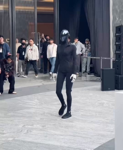 BjqFyoMzICNerbDh.jpg