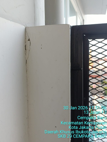 Tembok pagar retak Lt. 5.jpg