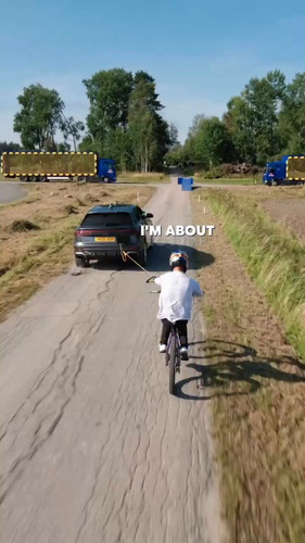 HzJM8 YaXXICVAar.jpg