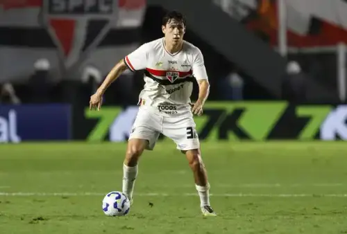Ferraresi se destaca na zaga do São Paulo e encerra a temporada com números impressionantes