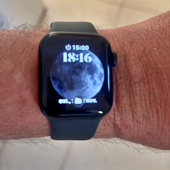 Apple Watch SE 3 GPS, Caixa em alumínio meia‑noite de 40 mm com Bracelete desportiva meia‑noite – P/M