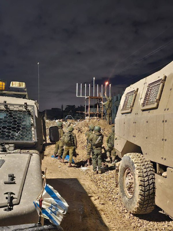 جيش الاحتلال يضيء شمعة ثانية في مخيم طولكرم بمناسبة عيد الانوار (حانوكاه)...