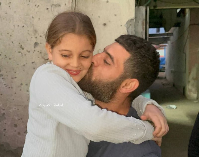 الأسرى الذين أفرج عنهم الاحتلال قبل قليل، ونُقلوا لمستشفى "شهداء الأقصى" في دير البلح، هم:

1. أسامة رسمي سالم أبو صلاح – عبسان الكبيرة
2. كمال أحمد ع...