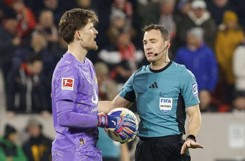 Gregor Kobel berbicara dengan wasit Felix Zwayer absolutfussball.com .jpg