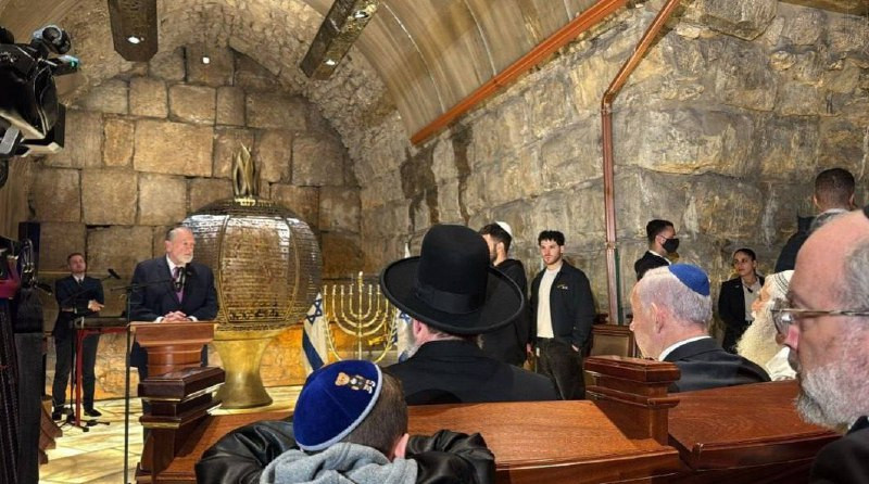 نتنياهو والسفير الأميركي لدى إسرائيل يوقدان شمعدان "الحانوكاه" أسفل حائط البراق في القدس المحتلة...