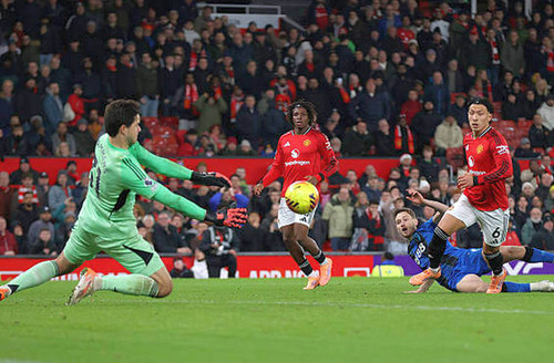 Senne Lammens menyelamatkan peluang emas Bournemoith Getty Images.jpg