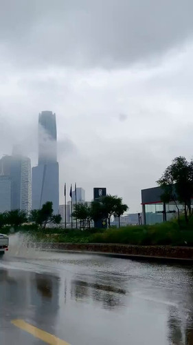 HXiua Ak8dvARKb3.jpg