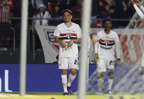 São Paulo busca Vitinho, enquanto Botafogo almeja Ferraresi e Pablo Maia em troca