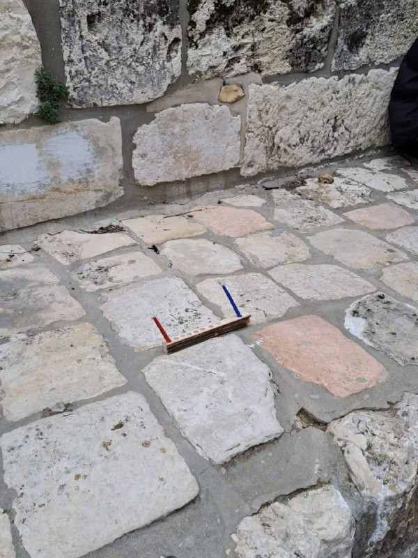 تمكن مستوطنون من إدخال شموع الحانوكاة اليوم ووضعها فوق قطعة خشبية خلال اقتحامهم المنطقة الشرقية قرب باب الرحمة في المسجد الأقصى المبارك، في محاولة لإض...