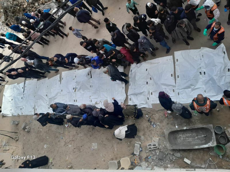 تمكنت الطواقم من انتشال 14 جثمانًا لشهداء من تحت أنقاض منزل عائلة سالم في مدينة غزة....