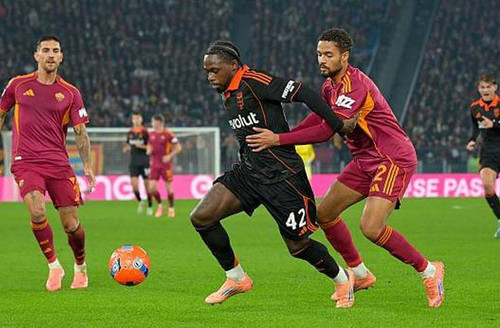 Jayden Addai berduel dengan Devyne Rensch Getty Images.jpg